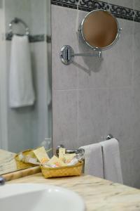 福恩吉罗拉莫纳克福恩吉罗拉公园酒店的浴室配有盥洗盆和带镜子的淋浴