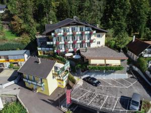 法克湖畔埃格Villa Desiree - Hotel Garni - Adults Only的享有酒店空中景色,设有停车场