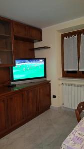 PalleroneCasa Gloria的客厅配有台面上的平面电视