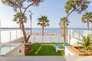 比利亚霍约萨Suites at Sea的从海滩房屋的阳台上可欣赏到海滩景色