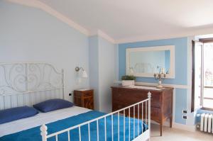加尔多内-里维耶拉Charming rustic house的一间卧室配有一张床、梳妆台和镜子