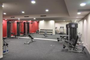 墨尔本墨尔本亚特兰蒂斯酒店 的健身房设有数台跑步机和健身器材