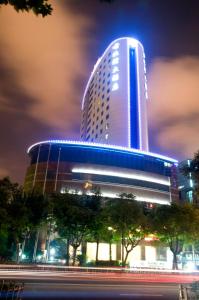 上海上海古北湾大酒店的一座高大的建筑,晚上有蓝色的灯光