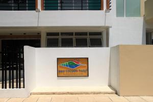 爱妮岛Sea Cocoon Hotel的建筑物前墙上的标志