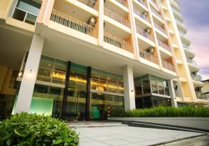 曼谷金色珍珠酒店（原金色珍珠公寓）的享有带大窗户的建筑的外部景致