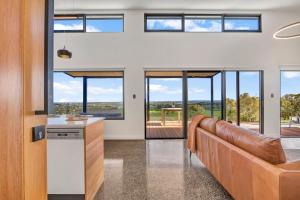 麦克拉伦谷Shadow Creek McLaren Vale的客厅配有沙发和窗户。