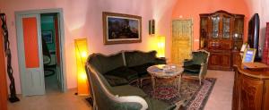 圣埃拉莫因科莱Mamma Puglia Suite & Breakfast的客厅配有沙发和桌子