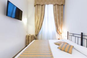 威尼斯阿格里阿迪斯提酒店的一间卧室设有一张床、电视和窗户