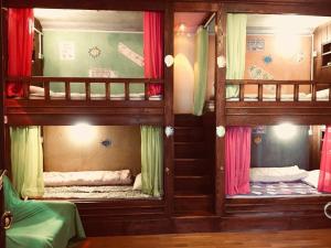 丽江汤姆家客栈的带镜子的客房内的两张双层床