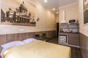 圣彼得堡Apartments Platforma 9 3/4的酒店客房带一张床和一个厨房