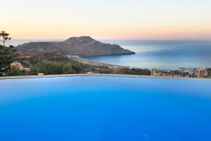 普拉基亚斯Stefanos Village Hotel的蓝色的海景游泳池