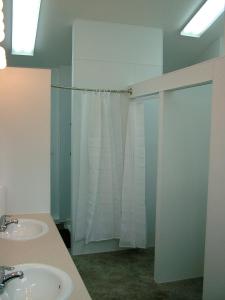 潘纳克尔冰川天堂旅馆的一间带两个盥洗盆和淋浴的浴室