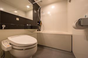 北上市蒙特酒店的浴室配有白色卫生间和浴缸。