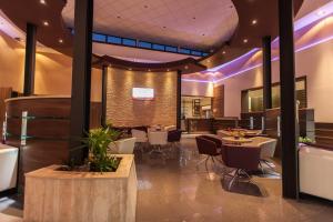 希欧福克全景高级酒店的餐厅配有桌椅和紫色照明