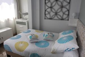 马赛La Terrasse du Pecheur的一间卧室配有带枕头的床