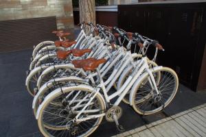 普拉加德阿罗克斯莫泊里塔精品酒店及水疗中心的一辆停在彼此旁边的白自行车