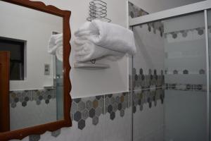 Comunidad YumaniWiñay Inti Lodge的浴室设有镜子和墙上的毛巾