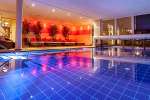 拉迪斯Alpen-Herz Romantik & Spa - Adults Only的一座带房子的建筑中的游泳池