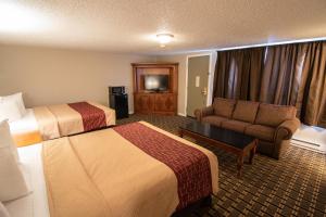 斯皮尔菲什乌鸦山顶小屋酒店的酒店客房,设有两张床和一张沙发