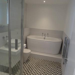 贝克韦尔Bakewell Riverview的白色的浴室设有浴缸和卫生间。