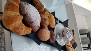 科佩尔蒂诺Casa Vacanze Borgo Autentico的托盘,包括各种面包和糕点