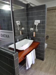 圣金Hotel ANTAG的一间带水槽和镜子的浴室