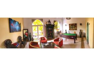 马拉喀什劳伦斯·德拉比酒店的客厅配有家具和台球桌。