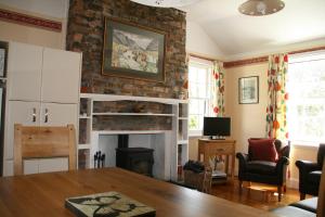 AppinLaich Cottage的客厅设有壁炉和桌子