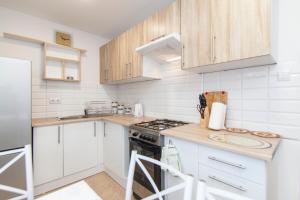 比亚韦斯托克Peaceful Bialystok的厨房配有白色家电和木制橱柜