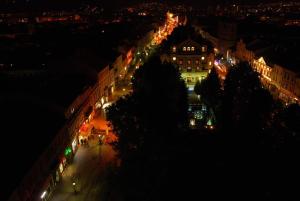 科希策Alžbetina- Luxury Large Apartment 21的夜晚带灯光的城市景观