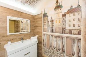 利沃夫Avangard on Lepkogo St 14 Apart的一间带城市壁画的浴室