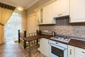 利沃夫Avangard on Lepkogo St 14 Apart的厨房配有白色橱柜和炉灶烤箱。