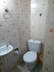卡波布里奥Casa na Praia do Forte的浴室配有白色卫生间和盥洗盆。