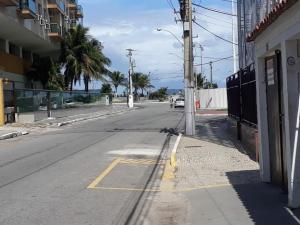 卡波布里奥Casa na Praia do Forte的一条空荡荡的街道,一辆汽车沿着马路行驶
