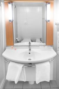 门多萨门多萨宜必思酒店的浴室设有白色水槽和镜子