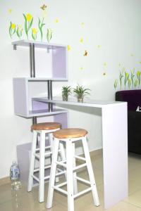 实兆远Qstay Sitiawan Townhouse (Minnie Dreams) - 米妮梦的厨房配有紫色柜台和2张凳子