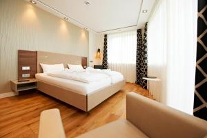 朗格奥洛格胡斯朗格奥格酒店的卧室配有一张白色大床