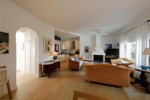 卡托加兹阿Beautiful Pelion Sea House的客厅配有沙发和桌子