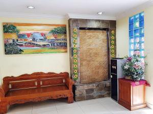 八打灵再也门特里阳光大道阳光旅馆的客房设有木凳和窗户。