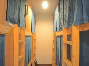 广岛EN旅舍客房内的一张或多张双层床
