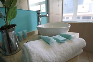 墨西哥城Boutique Apartment Downtown 707 two bedrooms的一间带水槽和毛巾的浴室