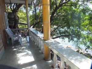 涛岛皇后龟岛度假酒店的门廊,带椅子和杆子及树木