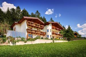 阿布特瑙Haus Panoramablick的前面设有太阳能电池板的大房子