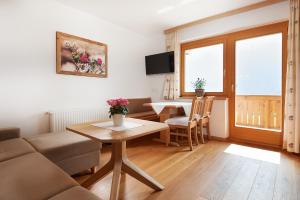 阿布特瑙Haus Panoramablick的客厅配有沙发和桌子