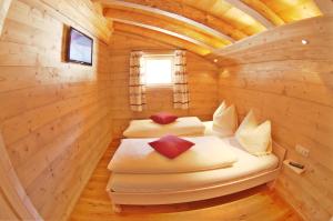 阿尔卑斯弗洛拉小屋客房内的一张或多张床位