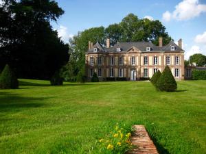 CleuvilleChâteau de Cleuville的一座带大草地庭院的古老豪宅