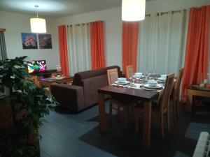 圣马蒂纽·杜·波特Apartamento BaySide - São Martinho do Porto的客厅配有桌子和沙发