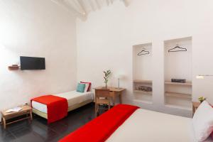 巴里查拉卡萨奥尼丽精品酒店的酒店客房设有两张床和电视。