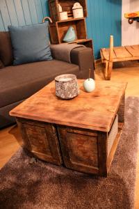 FerdenMeine kleine Ecke的客厅里的木制咖啡桌