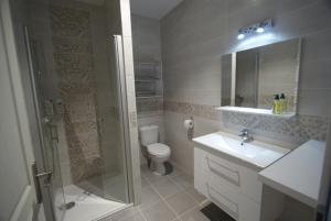 卡奥尔LOT OF BED的浴室配有卫生间、盥洗盆和淋浴。